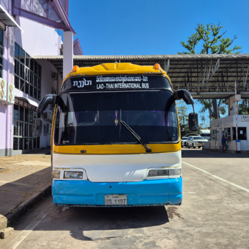 Le bus de Paksé au Laos à Ubon Ratchathani Thaïlande. Laos bus Pakse Ubon