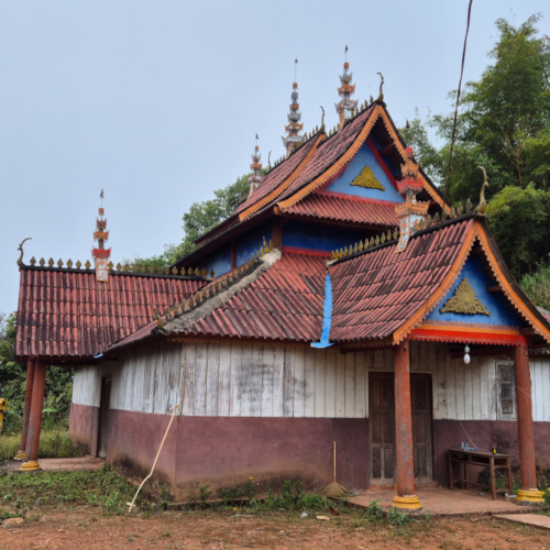 Laos 2cd jour de trek montagnes du nord.
Un temple bouddhiste. Laos 2cd jour de trek montagnes du nord