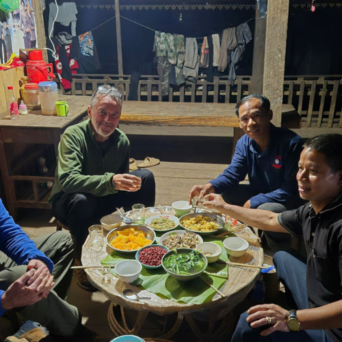 Laos Trek dans les montagnes du Nord, Ban Bounphieng.
Repas "entre hommes". Laos Trek dans les montagnes du Nord, Ban Bounphieng.