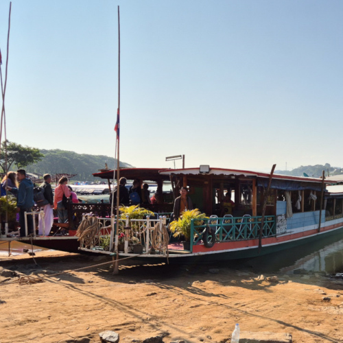 Laos descente du Mékong.
Embarquement. Laos descente du Mékong