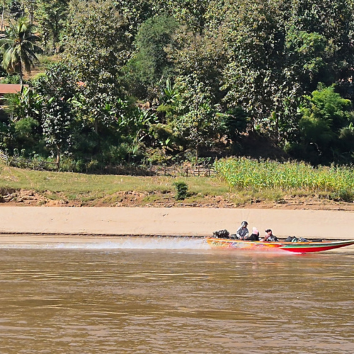Laos descente du Mékong.
Taxi ultra rapide. Laos descente du Mékong