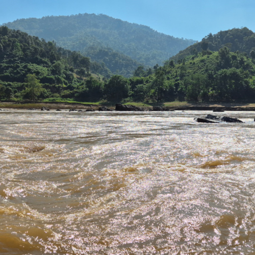 Laos descente du Mékong.
Des rochers et de gros remous. Laos descente du Mékong