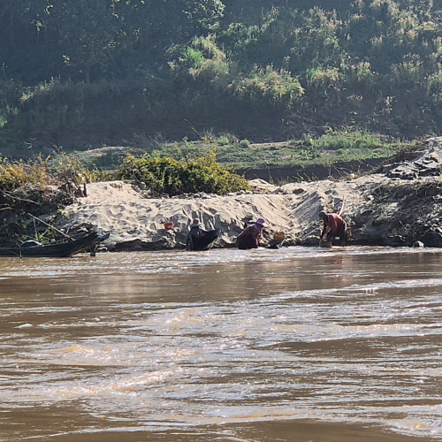 Laos descente du Mékong.
Orpaillage sur les rives. Laos descente du Mékong