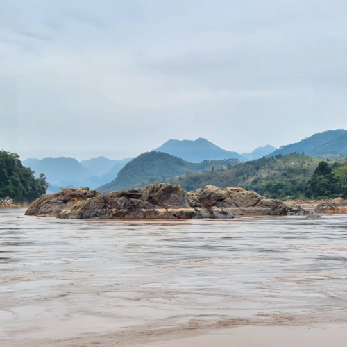 Laos descente du Mékong.
Les roches en travers du fleuve. Laos descente du Mékong