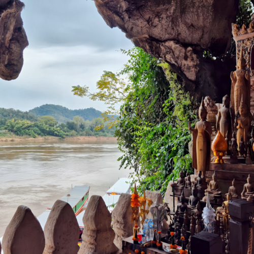 Laos Grottes de Pak Ou. Laos Grottes de Pak Ou
