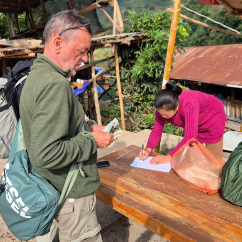Laos Muang Khua à Muang Ngoi Neua.
Achat des billets. Laos Muang Khua à Muang Ngoi Neua