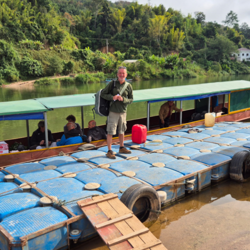 Laos Muang Khua à Muang Ngoi Neua.
Embarquement. Laos Muang Khua à Muang Ngoi Neua