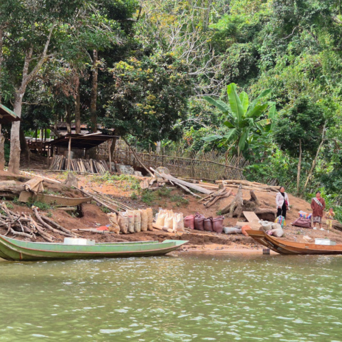 Laos Muang Khua à Muang Ngoi Neua.
Des passagères attendent d'embarquer. Laos Muang Khua à Muang Ngoi Neua