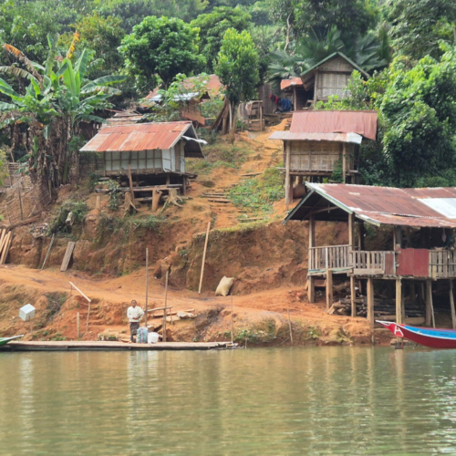 Laos Muang Khua à Muang Ngoi Neua.
Petits villages sur le parcours. Laos Muang Khua à Muang Ngoi Neua