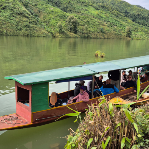 Laos Muang Khua à Muang Ngoi Neua.
Arrêt pipi. Laos Muang Khua à Muang Ngoi Neua