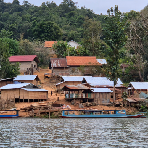 Laos Muang Khua à Muang Ngoi Neua.
Petit village sur les rives. Laos Muang Khua à Muang Ngoi Neua
