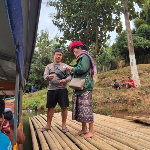 Laos Muang Khua à Muang Ngoi Neua.
La patronne encaisse les passages. Laos Muang Khua à Muang Ngoi Neua