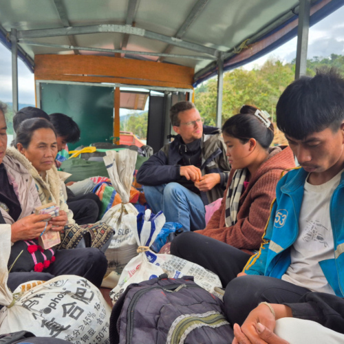 Laos Muang Khua à Muang Ngoi Neua.
Finalement le bateau est plein ! Laos Muang Khua à Muang Ngoi Neua