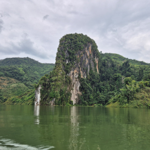 Laos Muang Khua à Muang Ngoi Neua.
Piton karstique. Laos Muang Khua à Muang Ngoi Neua