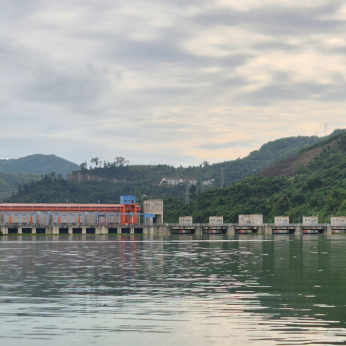 Laos Muang Khua à Muang Ngoi Neua.
Le barrage sur la Nam Ou. Laos Muang Khua à Muang Ngoi Neua