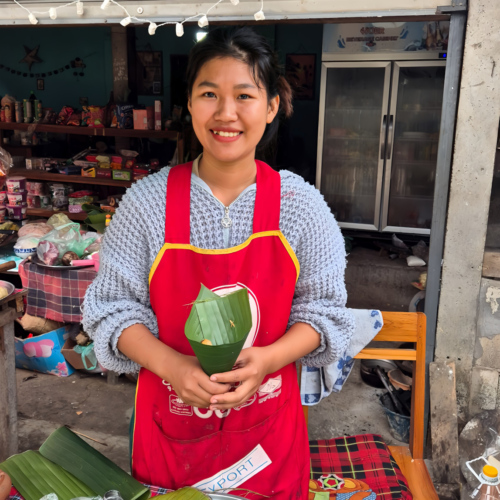 Laos Muang Ngoi Neua.
Notre marchande de beignets. Laos Muang Ngoi Neua