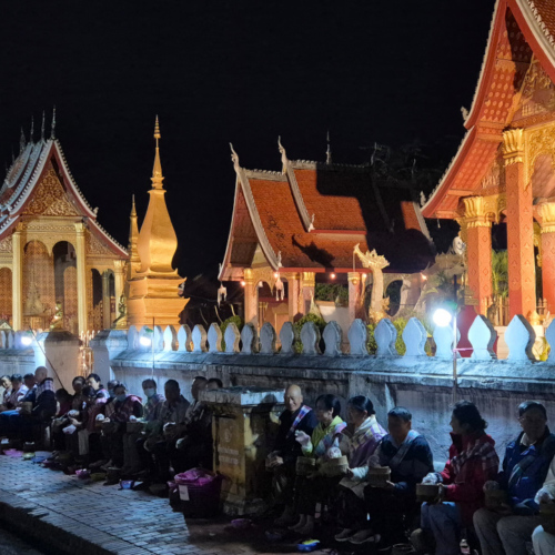 Laos Tak Bat de Luang Prabang.
Des dizaines de touristes chinois alignés, au spectacle. Laos Tak Bat de Luang Prabang