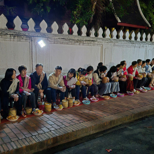 Laos Tak Bat de Luang Prabang.
Des dizaines de touristes chinois alignés, au spectacle. Laos Tak Bat de Luang Prabang