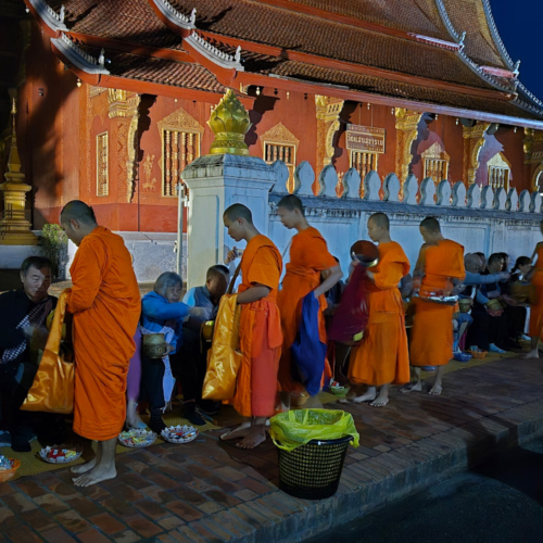 Laos Tak Bat de Luang Prabang.
Le calme revient au passage des moines. Laos Tak Bat de Luang Prabang