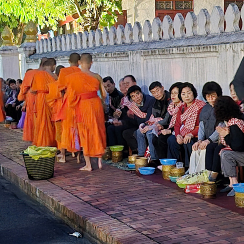 Laos Tak Bat de Luang Prabang.
Le calme revient au passage des moines. Laos Tak Bat de Luang Prabang