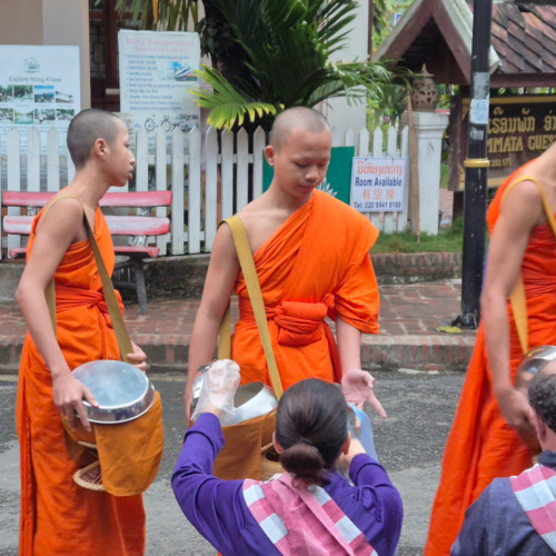 Laos Tak Bat de Luang Prabang.
Plus de calme et de sérénité dans les rues adjacentes. Laos Tak Bat de Luang Prabang