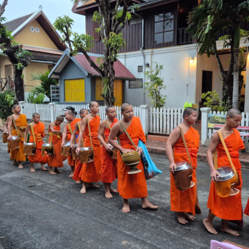 Laos Tak Bat de Luang Prabang.
Plus de calme et de sérénité dans les rues adjacentes. lLaos Tak Bat de Luang Prabang