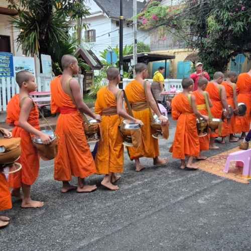 Laos Tak Bat de Luang Prabang.
Plus de calme et de sérénité dans les rues adjacentes. Laos Tak Bat de Luang Prabang