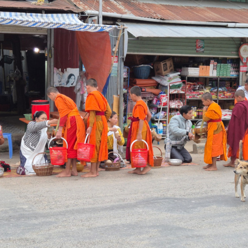 Laos le Tak Bat de Muang Khua Laos le Tak Bat de Muang Khua