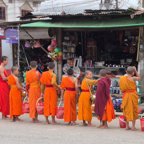Laos le Tak Bat de Muang Khua Laos le Tak Bat de Muang Khua
