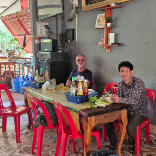 Laos trek montagnes Pak Nam Noy.
Arrêt resto avec notre chauffeur. Laos trek montagnes Pak Nam Noy
