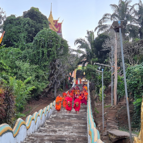 Loas le Tak Bat de Houei Sai Loas le Tak Bat de Houei Sai