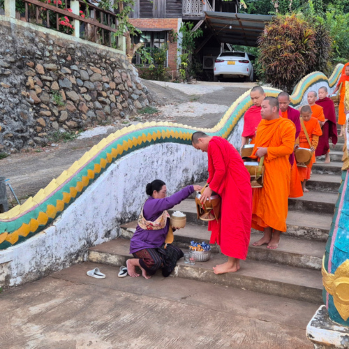 Loas le Tak Bat de Houei Sai Loas le Tak Bat de Houei Sai