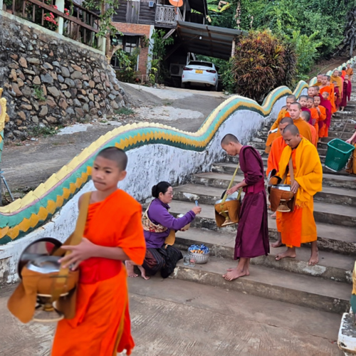 Loas le Tak Bat de Houei Sai Loas le Tak Bat de Houei Sai