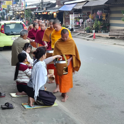 Loas le Tak Bat de Houei Sai Loas le Tak Bat de Houei Sai