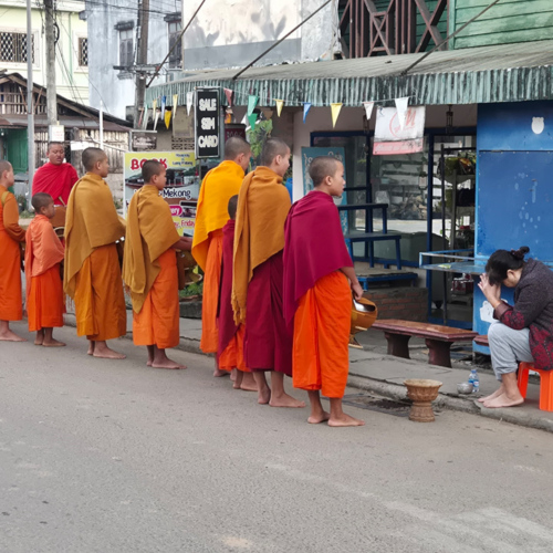 Loas le Tak Bat de Houei Sai Loas le Tak Bat de Houei Sai