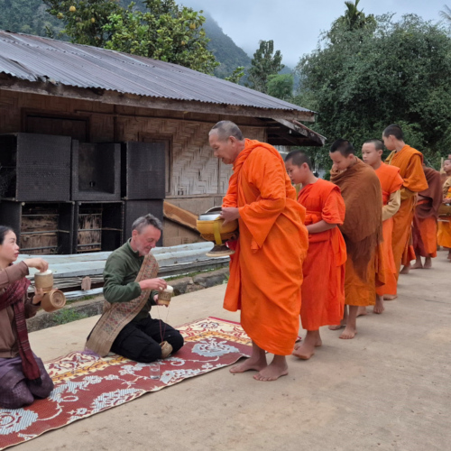 Laos le Tak Bat de Muang Ngoi Neua Laos le Tak Bat de Muang Ngoi Neua