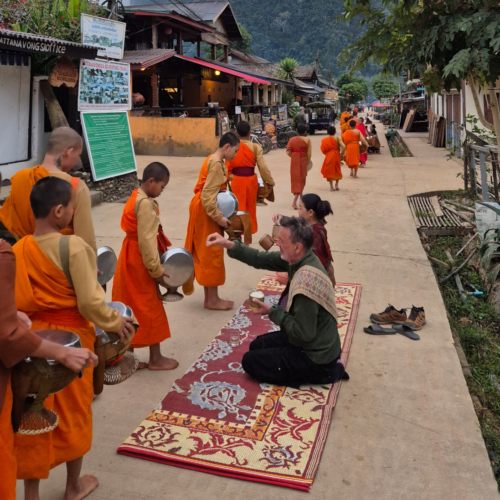 Laos le Tak Bat de Muang Ngoi Neua Laos le Tak Bat de Muang Ngoi Neua