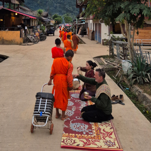 Laos le Tak Bat de Muang Ngoi Neua Laos le Tak Bat de Muang Ngoi Neua