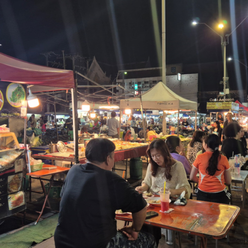 Thaïlande Ubon Ratchathani.
Le marché de nuit alimentaire. Thaïlande Ubon Ratchathani