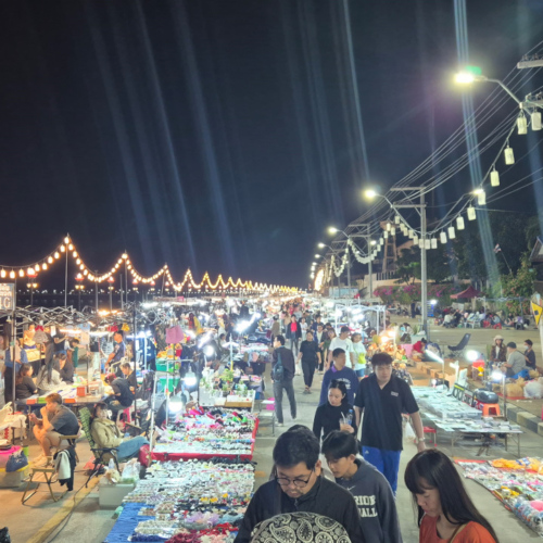 Thaïlande Ubon Ratchathani.
Le marché de nuit. Thaïlande Ubon Ratchathani