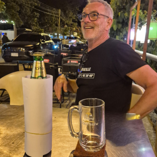 Thaïlande Ubon Ratchathani.
La bouteille de bière couverte ?!! Thaïlande Ubon Ratchathani