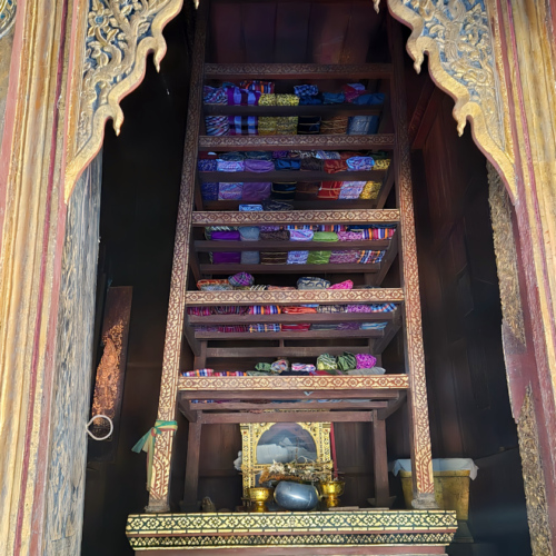 Thaïlande Ubon Ratchathani Wat Tung Si Muang.
Les fameux Tripitaka. Thaïlande Ubon Ratchathani Wat Tung Si Muang