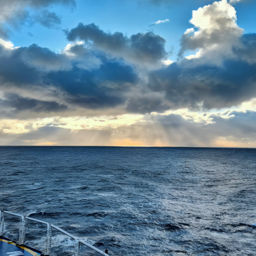 À bord du Norröna, approche des côtes des Féroé. À bord du Norröna, approche des côtes des Féroé.