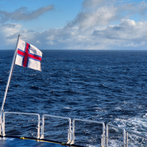 À bord du Norröna, approche des côtes des Féroé. À bord du Norröna, approche des côtes des Féroé.