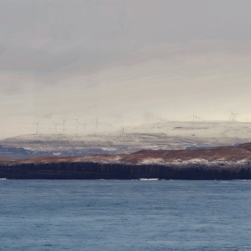 Îles Féroé, arrivée à Tórshavn.
Le plateau et les éoliennes. Îles Féroé, arrivée à Tórshavn.