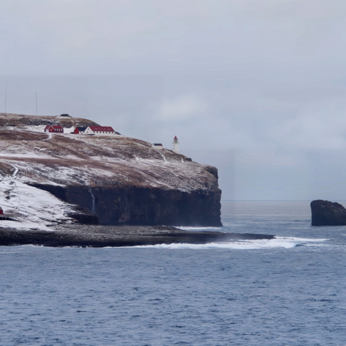 Îles Féroé, arrivée à Tórshavn.
La pointe et le phare. Îles Féroé, arrivée à Tórshavn.