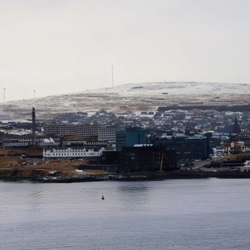Îles Féroé, arrivée à Tórshavn.
Entrée dans le port. Îles Féroé, arrivée à Tórshavn.