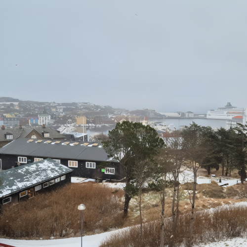 Îles Féroé, arrivée à Tórshavn.
Vue de la fenêtre de l'appart sur la ville. Îles Féroé, arrivée à Tórshavn.