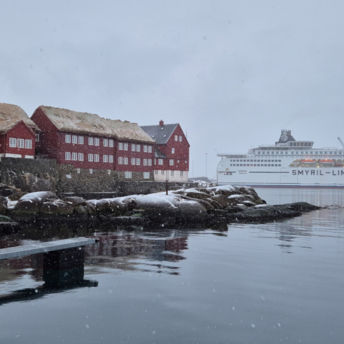 Îles Féroé, arrivée à Tórshavn.
Le parlement et le port. Îles Féroé, arrivée à Tórshavn.