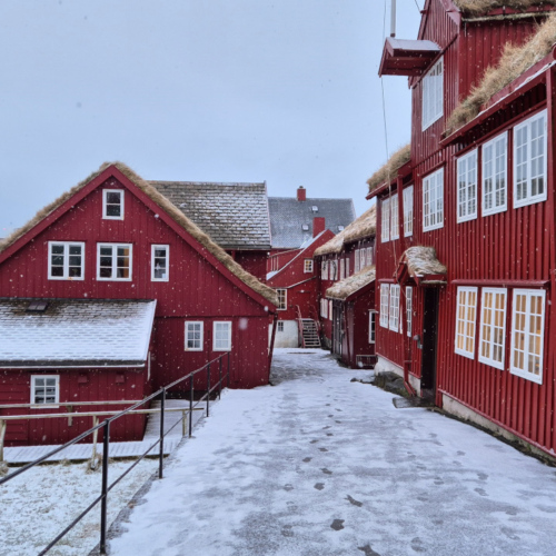 Îles Féroé, arrivée à Tórshavn.
Le parlement. Îles Féroé, arrivée à Tórshavn.